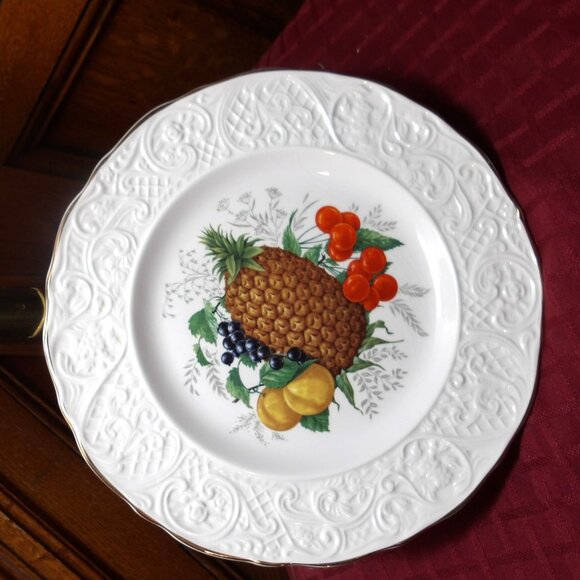 *** MARLBOROUGH *** Old English Ironstone 9" / SALAD PLATE / Gold Edging - Picture 1 of 2